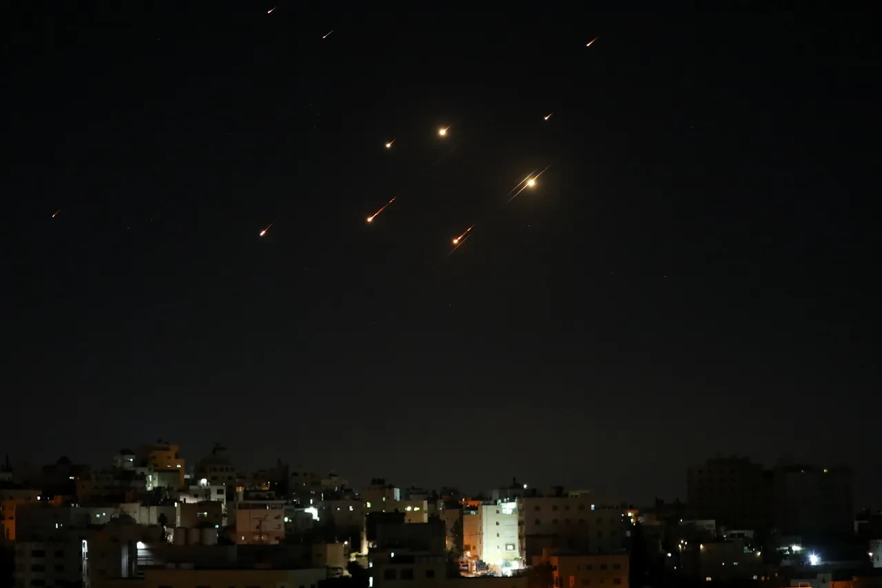 İran füzeleri İsrail'i vurdu! Tel Aviv'de patlama ve siren sesleri