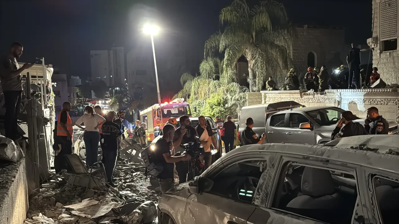 İran İsrail'i vurdu, bina yıkıldı: Ölü ve yaralılar var