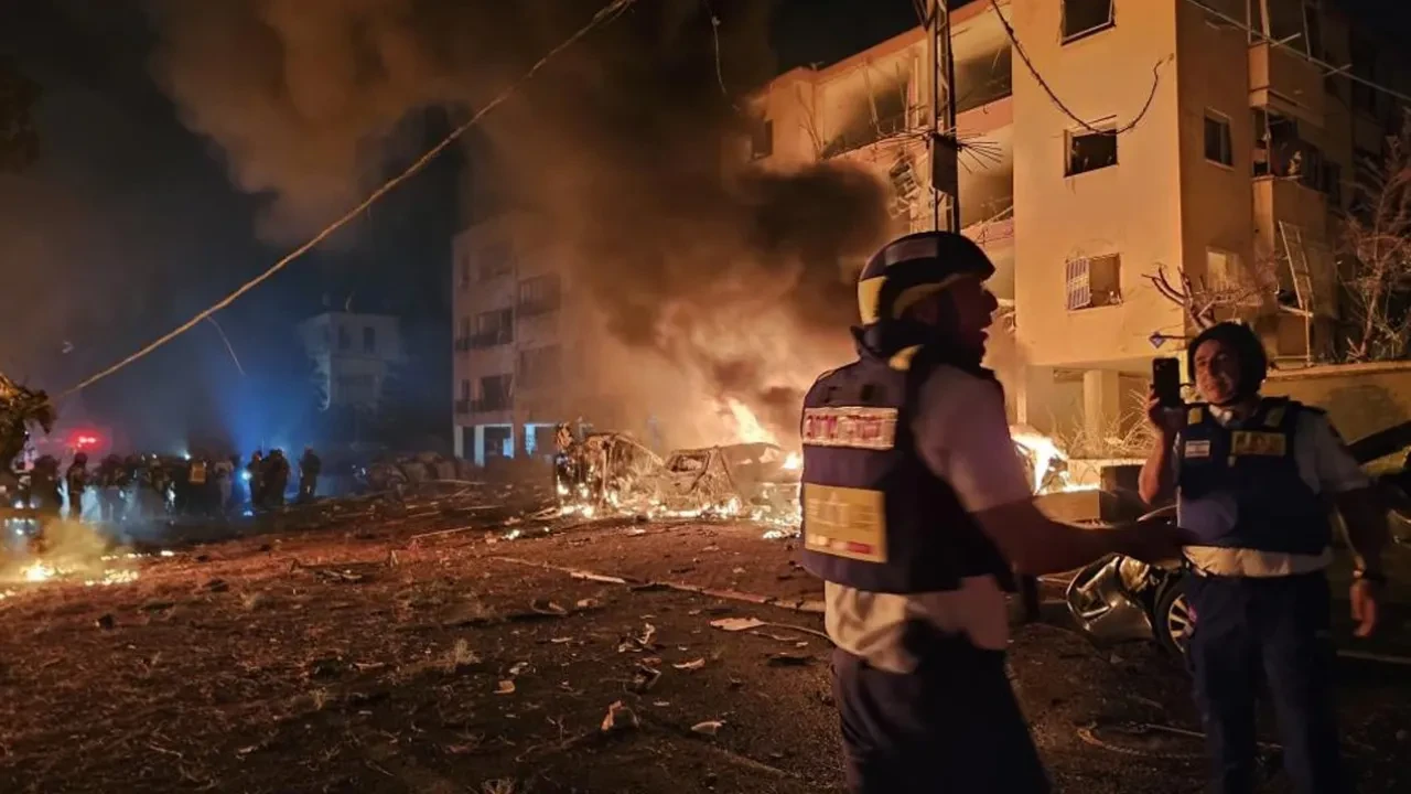 İran'ın yeni saldırısında Hayfa yangın yerine döndü: Yaralılar var