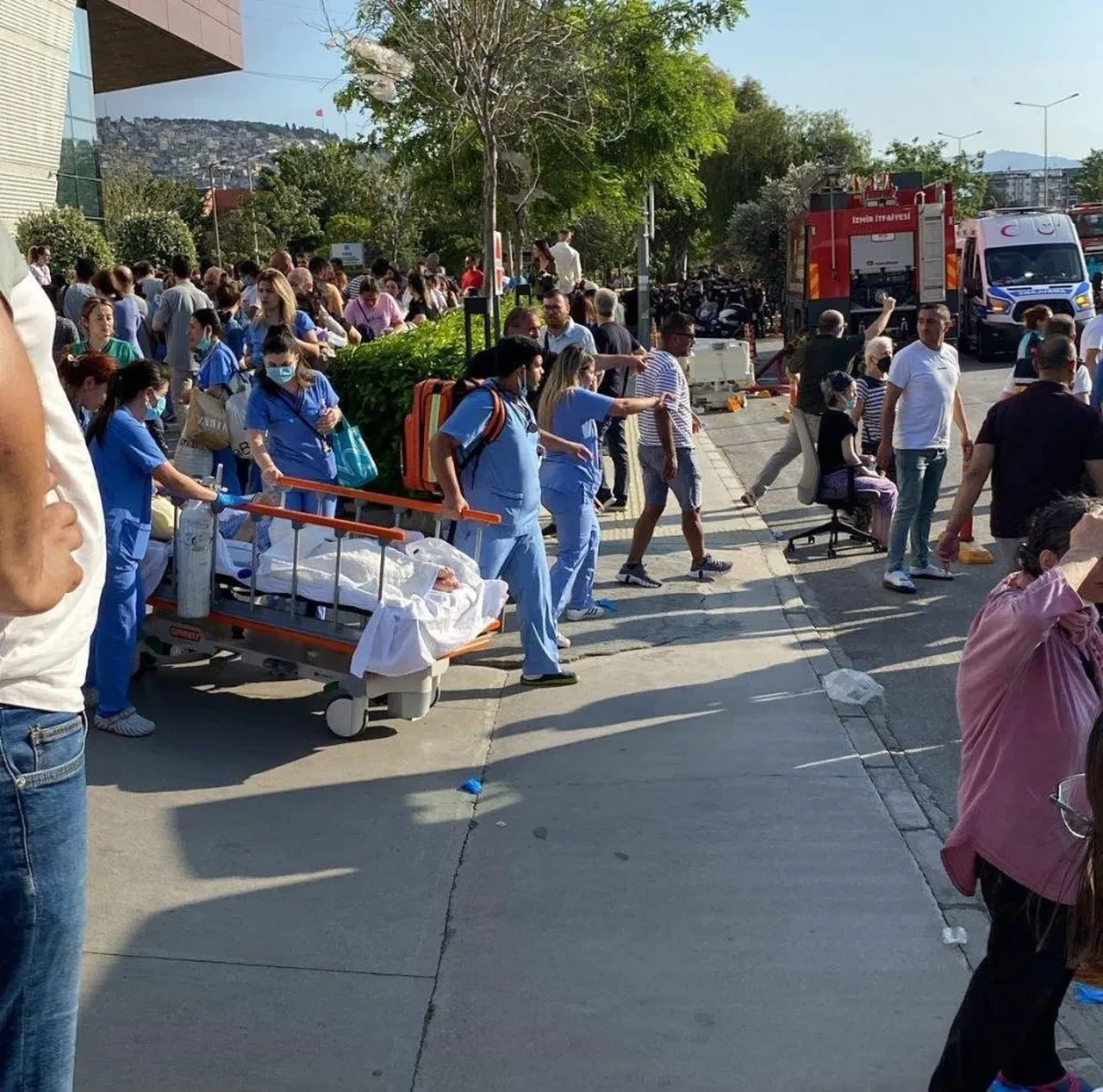 İzmir'de fabrika yangını! Alevler hastaneye sıçradı