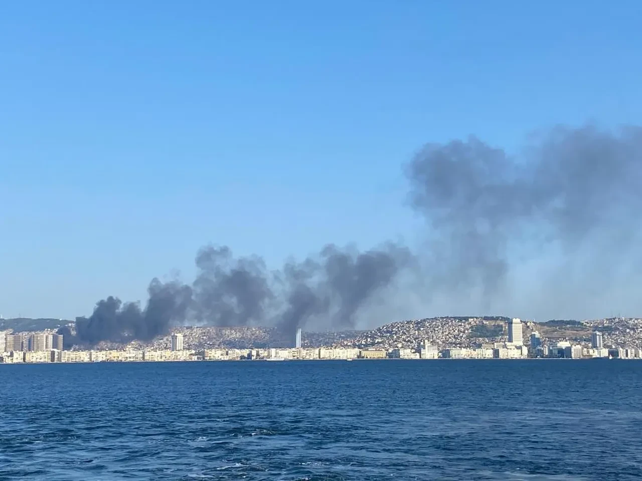 İzmir'de fabrika yangını! Alevler hastaneye sıçradı