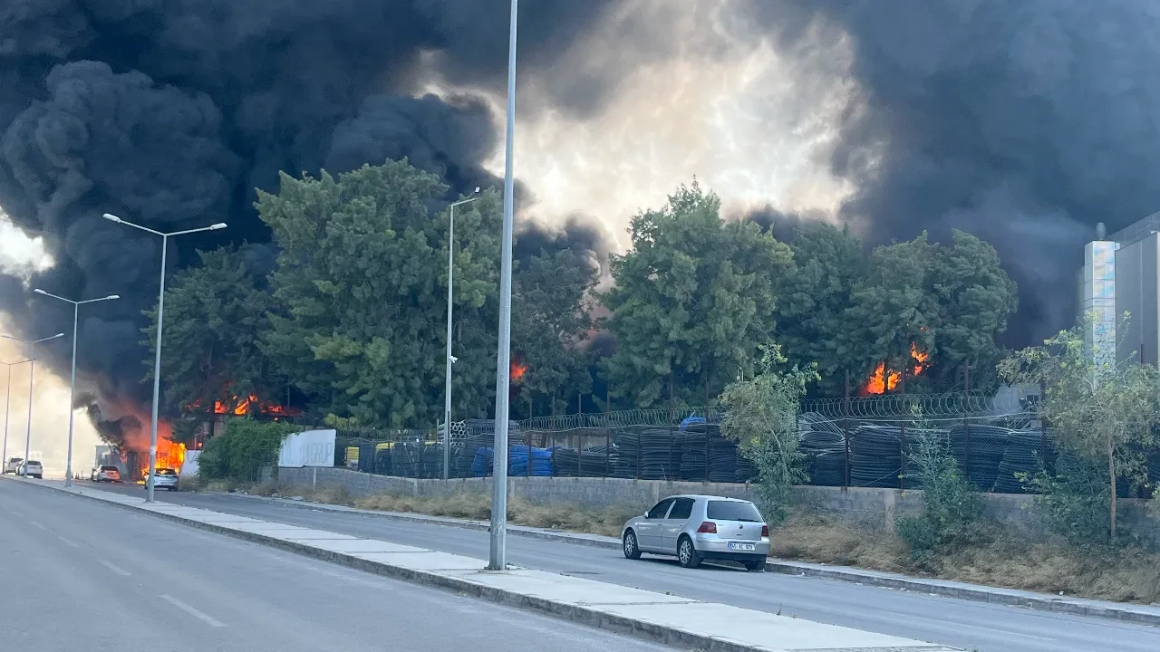 İzmir'de yangın mı çıktı, son dakika? Konak'ta çıkan yangına ekiplerin müdahaleleri devam ediyor