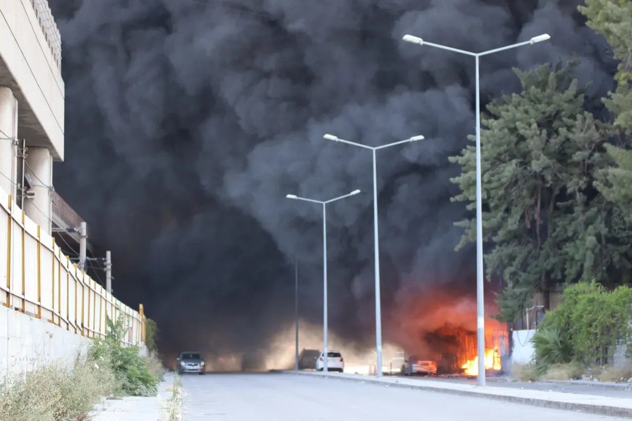 İzmir'de yangın mı çıktı, son dakika? Konak'ta çıkan yangına ekiplerin müdahaleleri devam ediyor