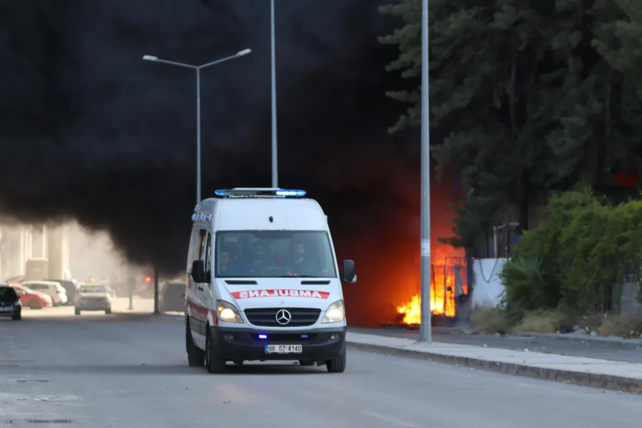 İzmir'de yangın mı çıktı, son dakika? Konak'ta çıkan yangına ekiplerin müdahaleleri devam ediyor