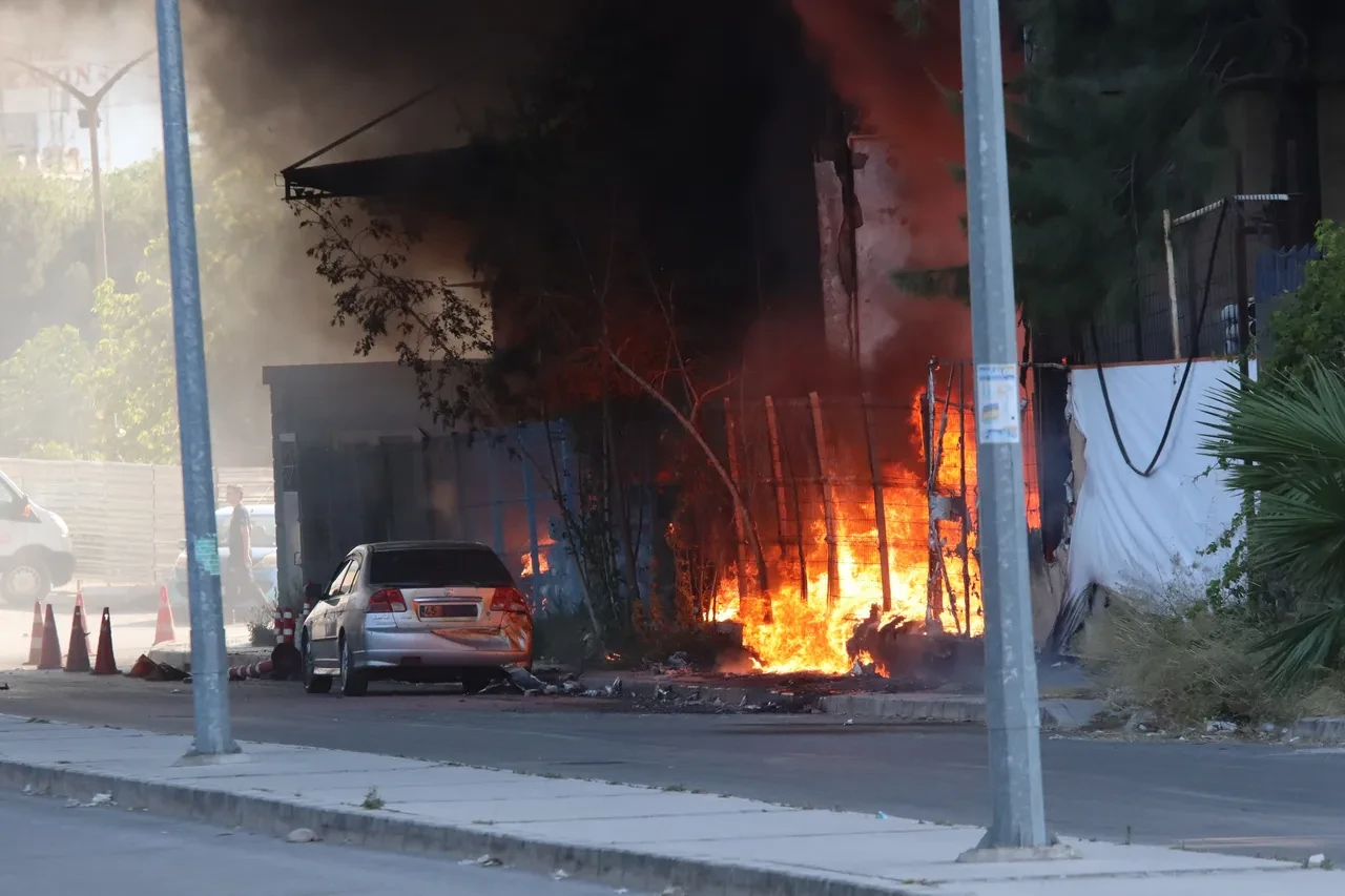 İzmir'de yangın mı çıktı, son dakika? Konak'ta çıkan yangına ekiplerin müdahaleleri devam ediyor