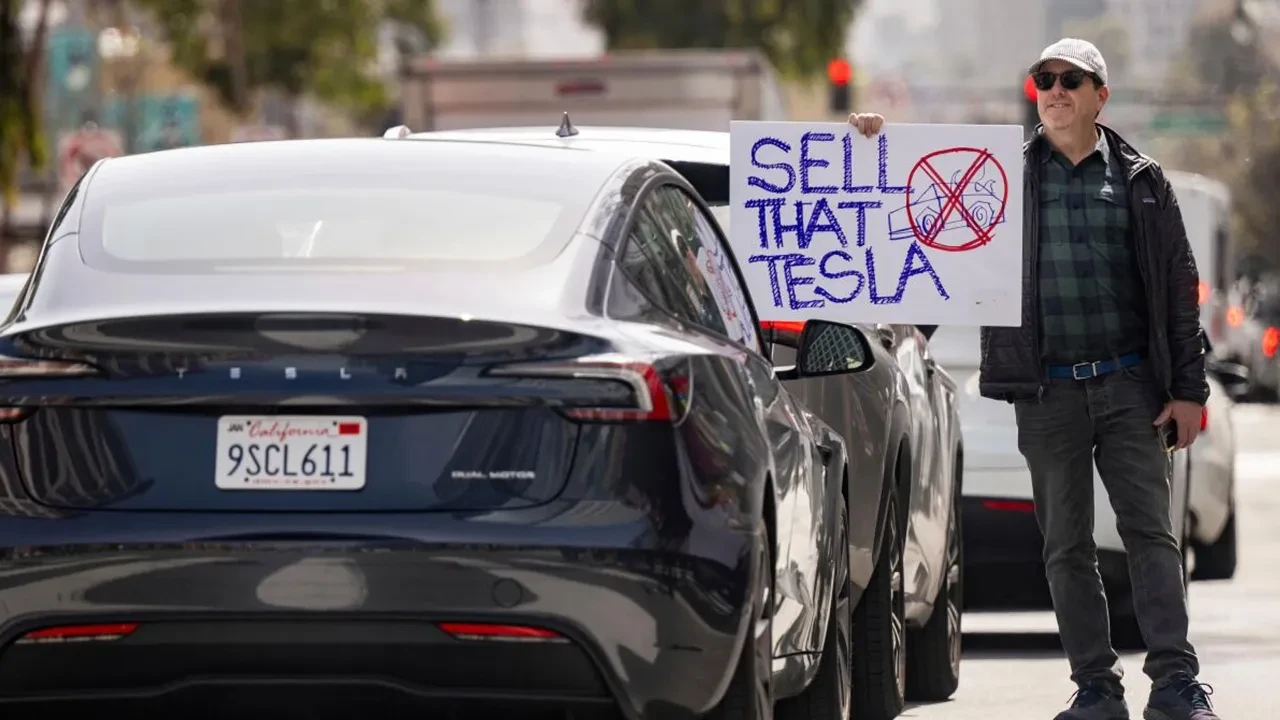 Kullanıcılar Tesla’dan memnun değil: Model S’e makyaj yetmedi