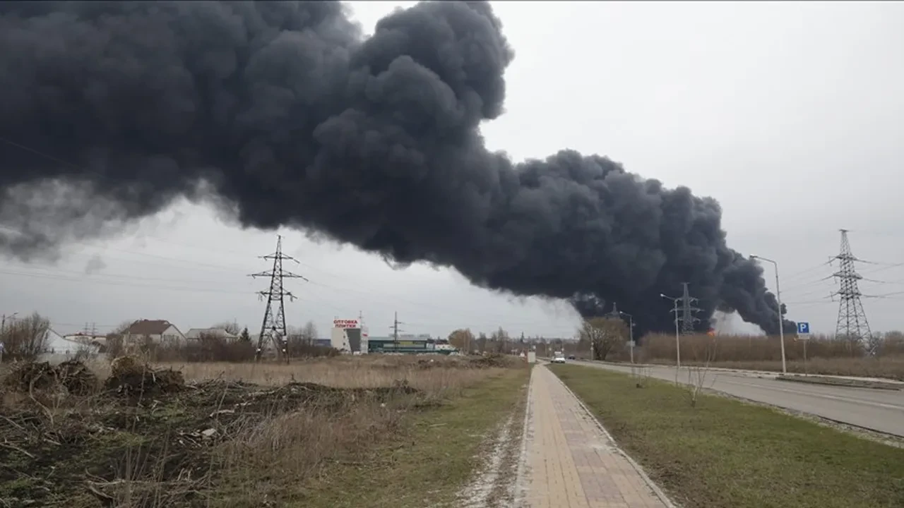 Rusya'dan Ukrayna'ya 'yüksek hassasiyetli' saldırı! Petrol rafinerisi havaya uçuruldu