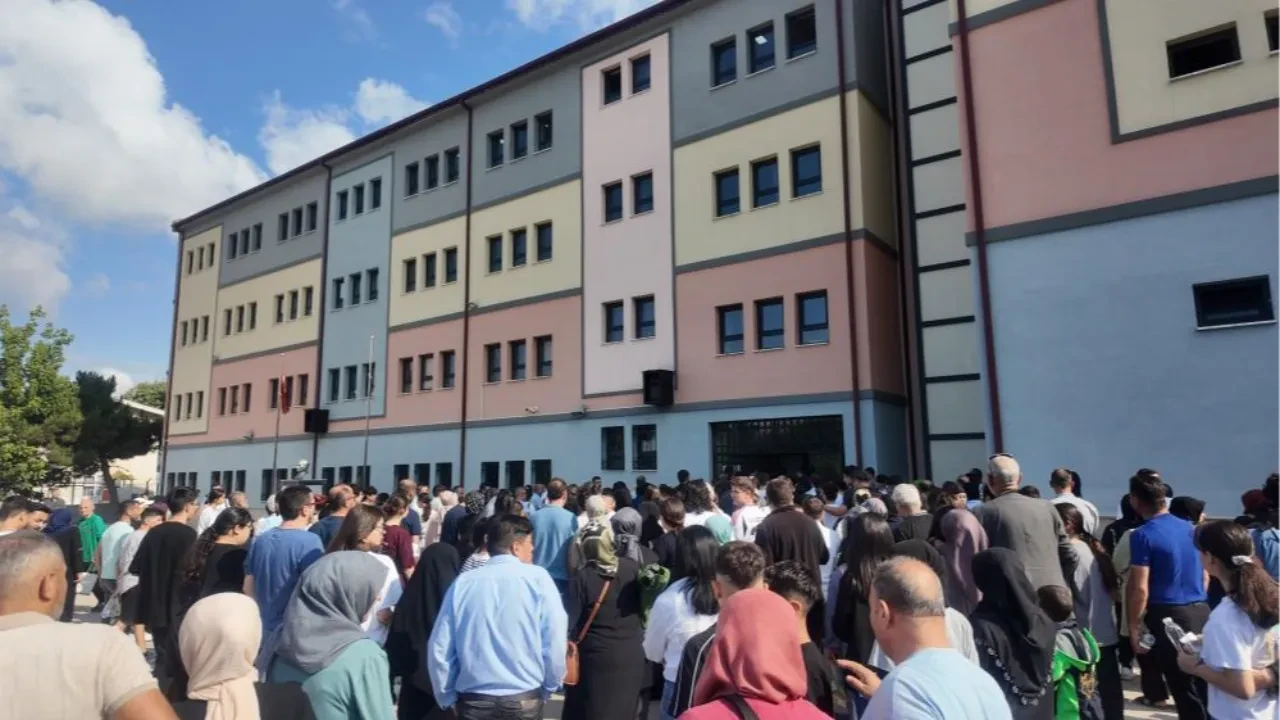 LGS heyecanı velileri de sardı! Çocuklarıyla birlikte ter döküyorlar