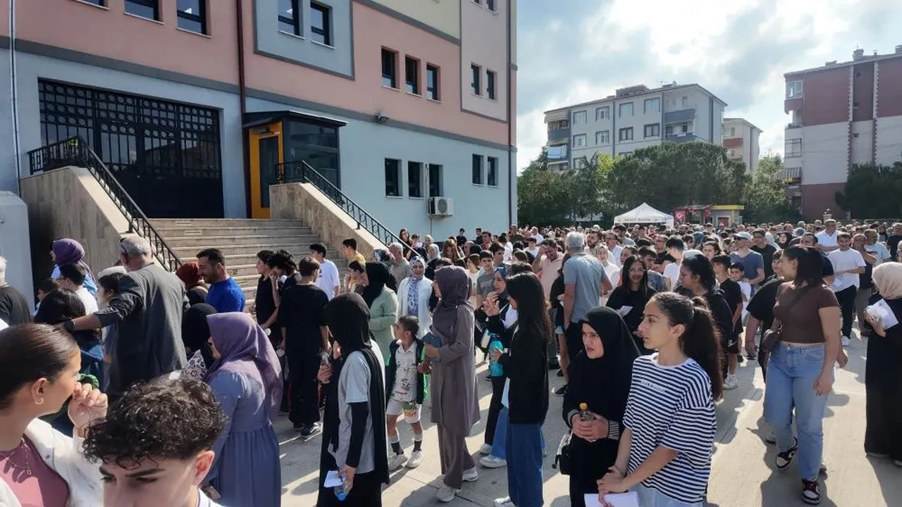 LGS heyecanı velileri de sardı! Çocuklarıyla birlikte ter döküyorlar