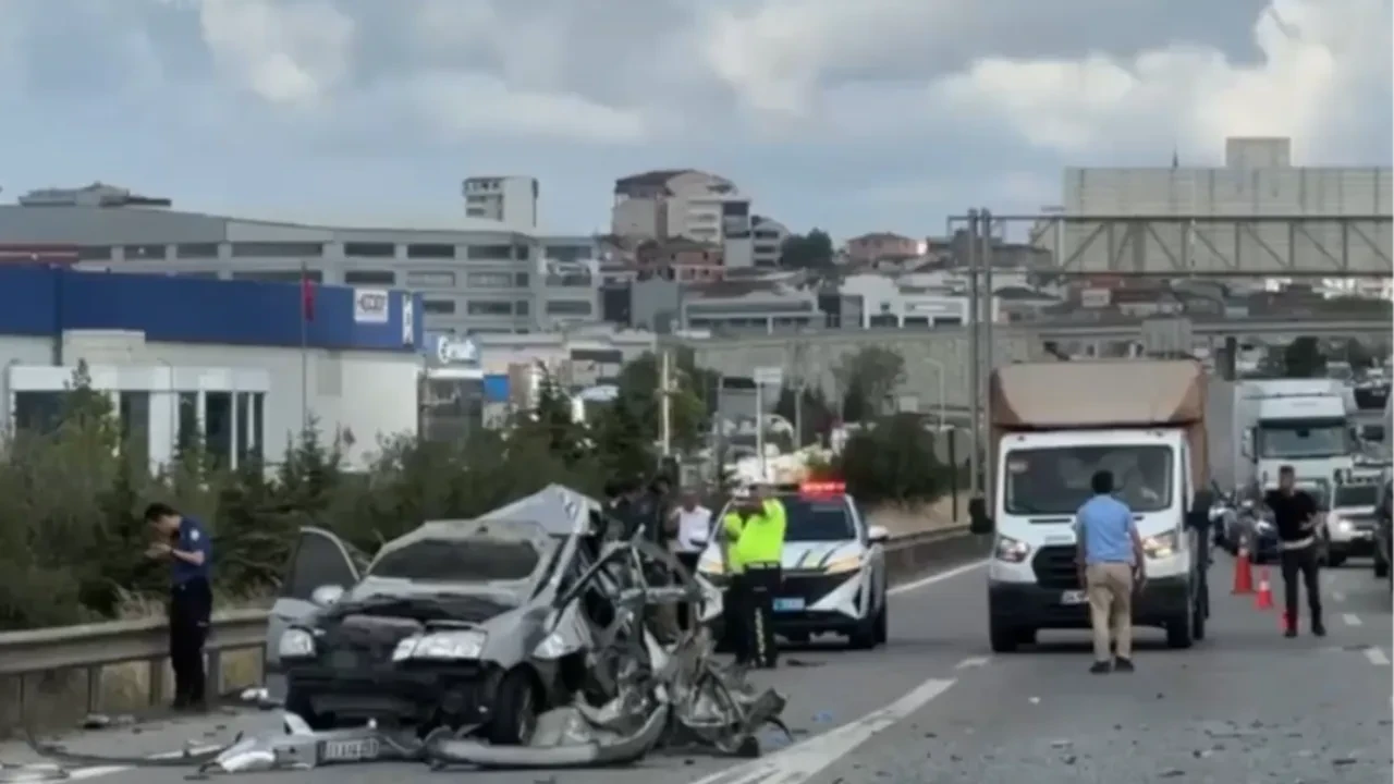 TEM Otoyolu'nda feci kaza! Yolcu otobüsü ile otomobilin çarpıştı