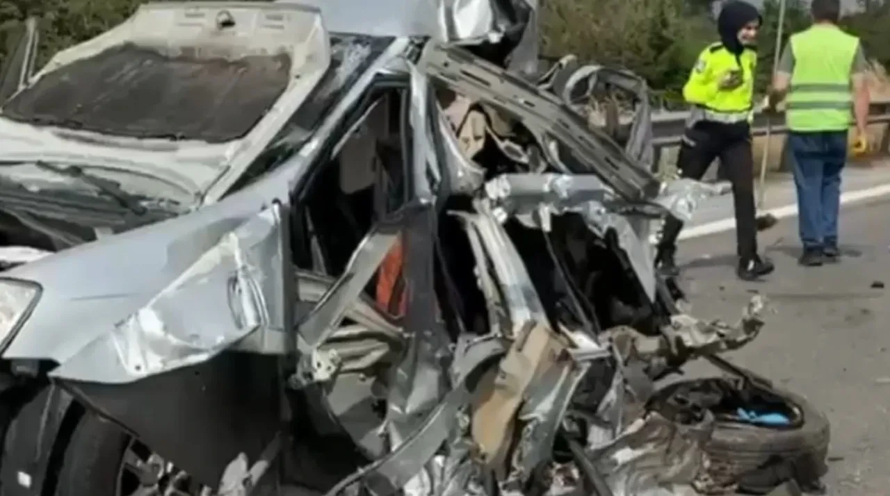 TEM Otoyolu'nda feci kaza! Yolcu otobüsü ile otomobilin çarpıştı