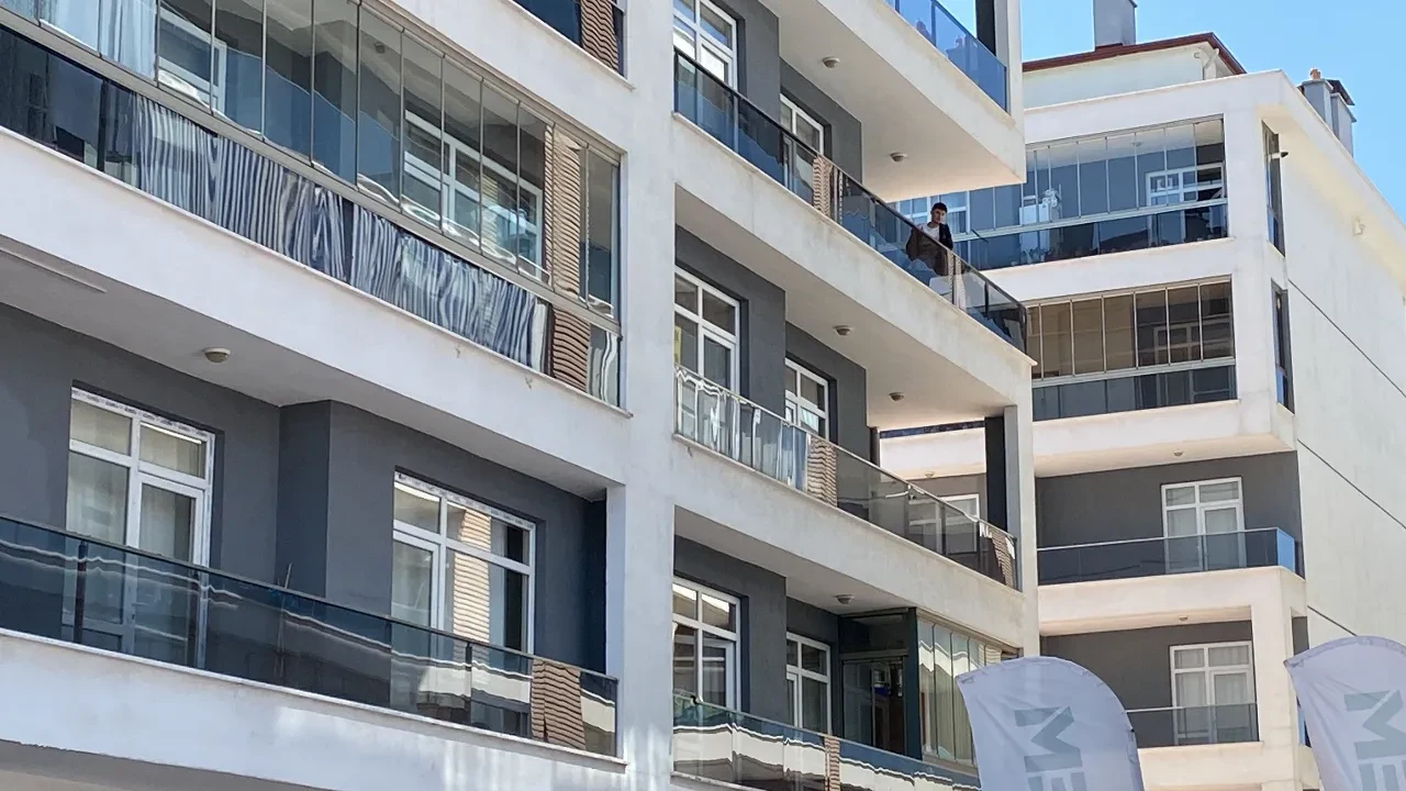 Balkona çıkıp kendini bıçakla yaraladı! 2 saatin sonunda ikna edildi