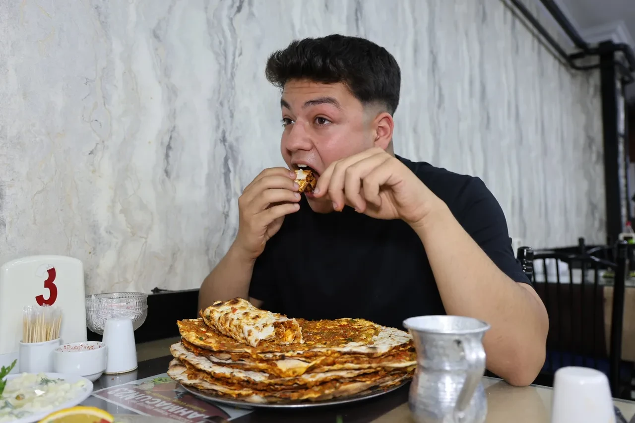 Bu genç yedikçe acıkıyor! Bir oturuşta 15 lahmacun yiyor: 'Bir gariplik var, iştahım kesilmiyor'