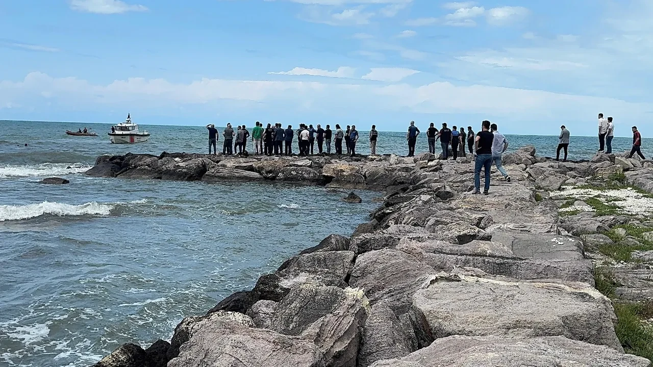 Denize giren baba oğul bir anda gözden kayboldu! Baba kurtarıldı, çocuk aranıyor