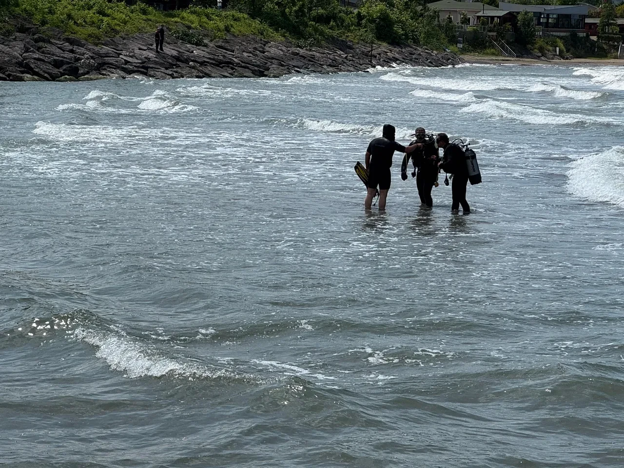 Denize giren baba oğul bir anda gözden kayboldu! Baba kurtarıldı, çocuk aranıyor
