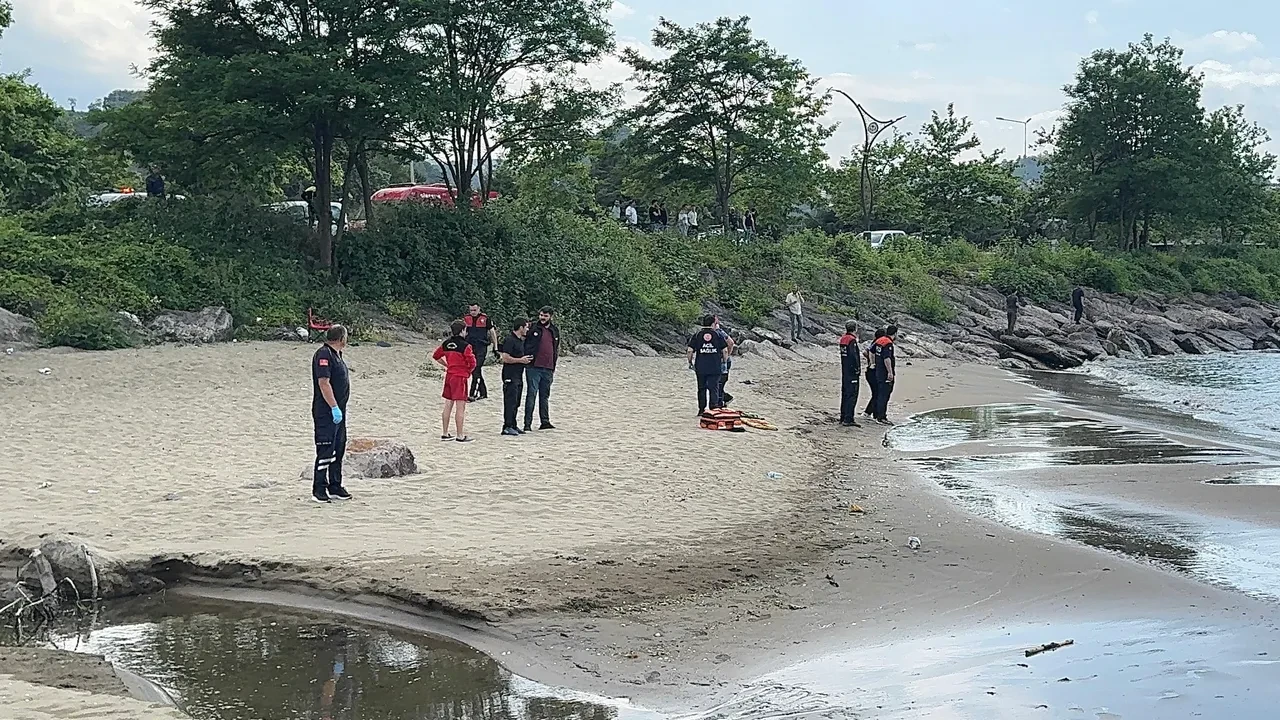 Denize giren baba oğul bir anda gözden kayboldu! Baba kurtarıldı, çocuk aranıyor