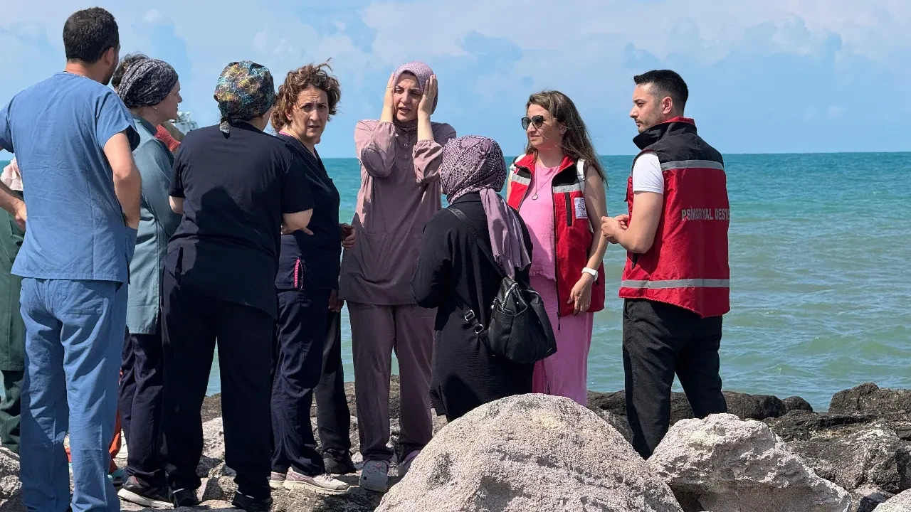 Denize giren baba oğul bir anda gözden kayboldu! Baba kurtarıldı, çocuk aranıyor