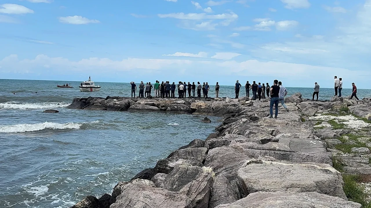 Denize giren baba oğul bir anda gözden kayboldu! Baba kurtarıldı, çocuk aranıyor