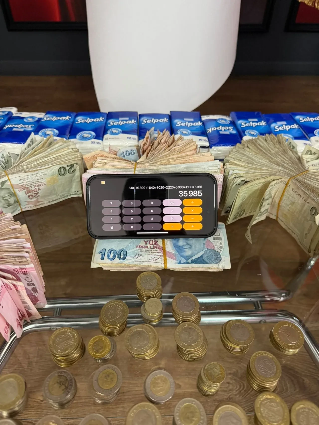 Dilencinin pazar arabasından çıkanlar şoke etti! 35 bin 985 TL para ve çok sayıda altın...