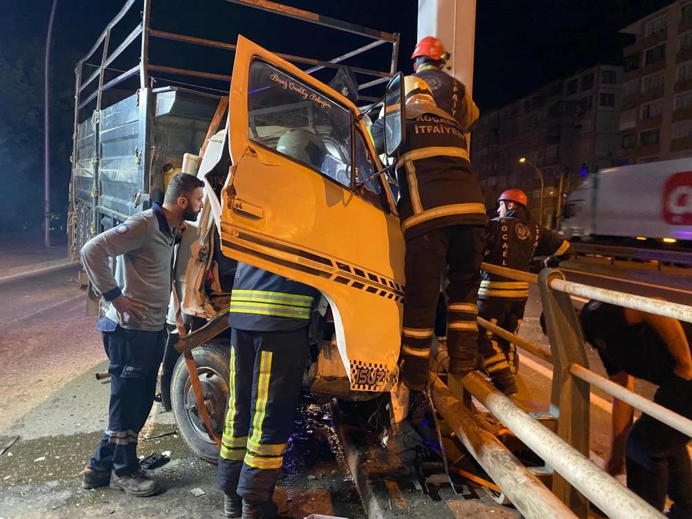 İzmit’te feci kaza! Kamyonetin kupası kağıt gibi ezildi