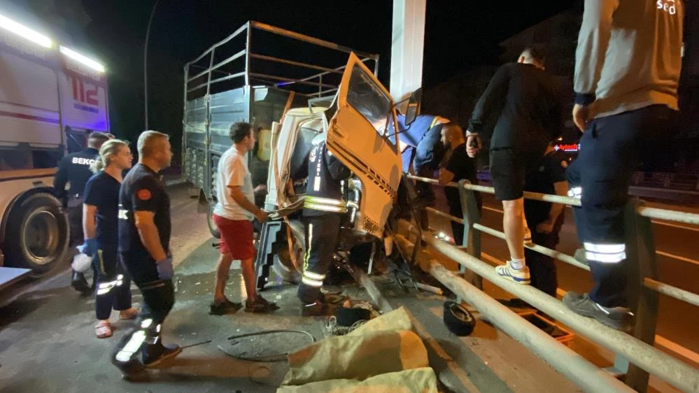 İzmit’te feci kaza! Kamyonetin kupası kağıt gibi ezildi