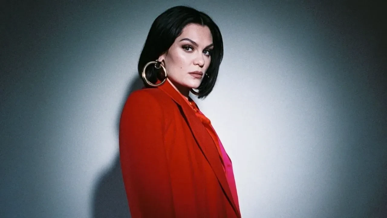 Jessie J gözyaşları içinde sahneye veda etti 