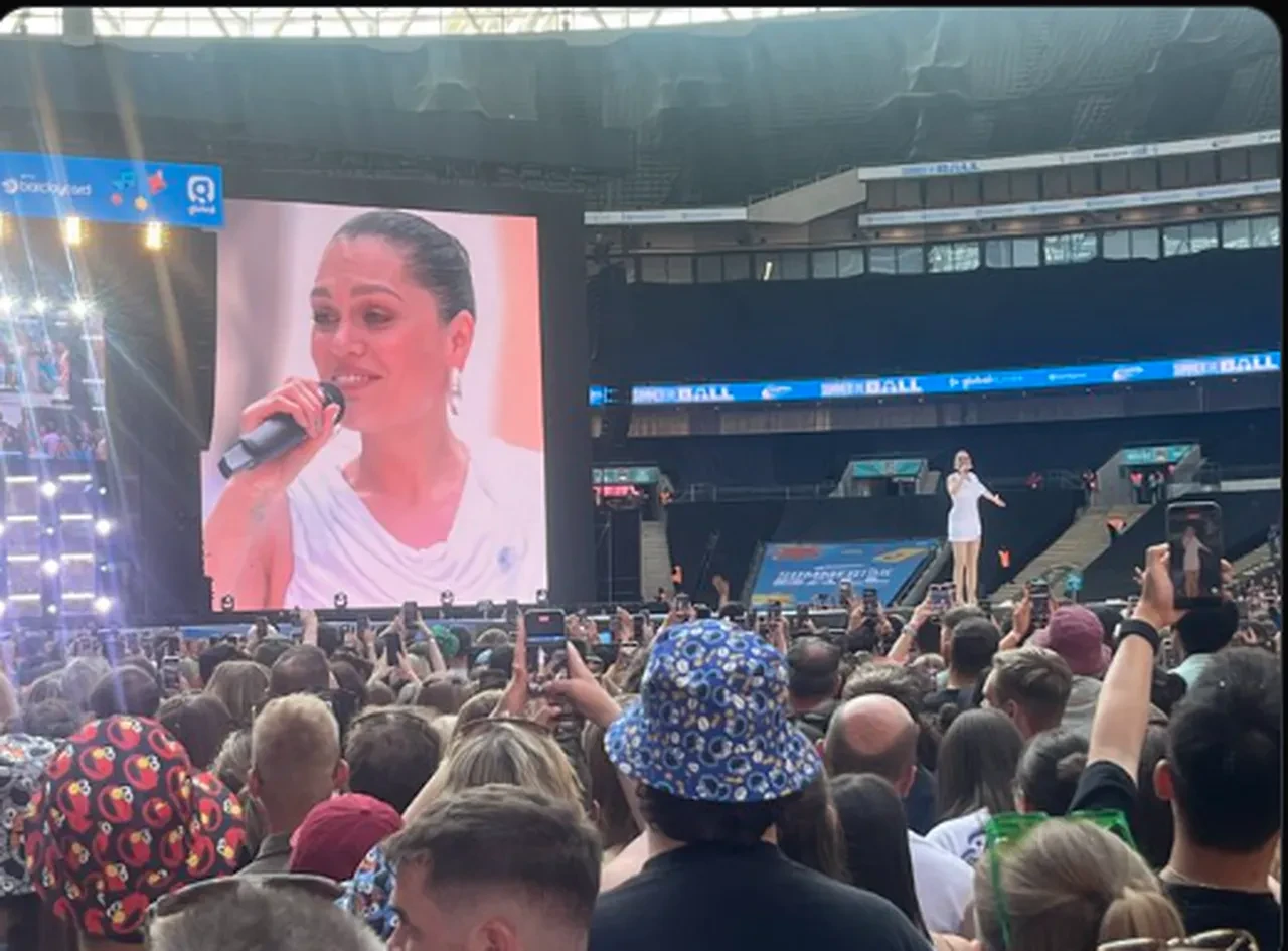 Jessie J gözyaşları içinde sahneye veda etti 