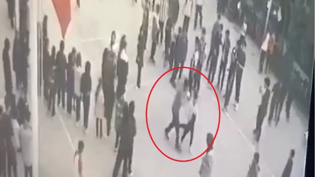 Kutlama için su sıçrattı, öğretmen tekmeyle karşılık verdi