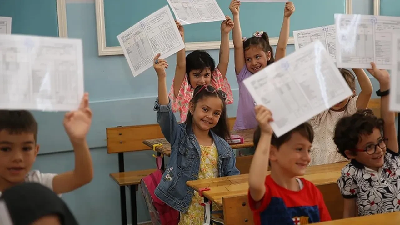 Milyonlarca öğrenci için geri sayım başladı! Okullarda son ders zili 20 Haziran'da çalacak