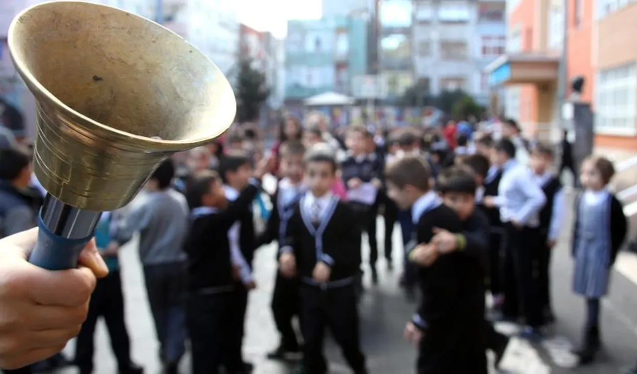 Milyonlarca öğrenci için geri sayım başladı! Okullarda son ders zili 20 Haziran'da çalacak