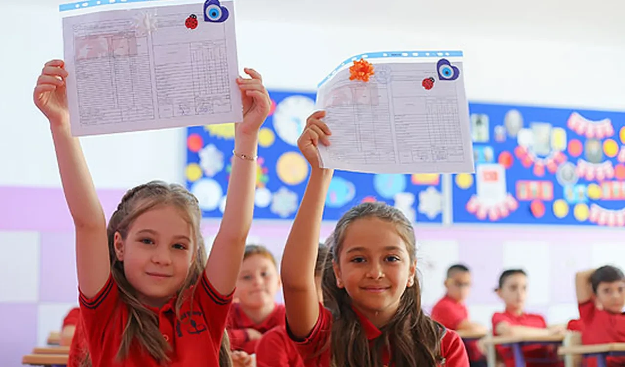 Milyonlarca öğrenci için geri sayım başladı! Okullarda son ders zili 20 Haziran'da çalacak