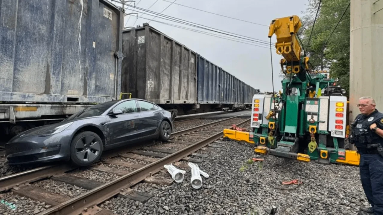Otonom sürüşteyken tren raylarına sıkışan Tesla, facianın eşiğinden döndü