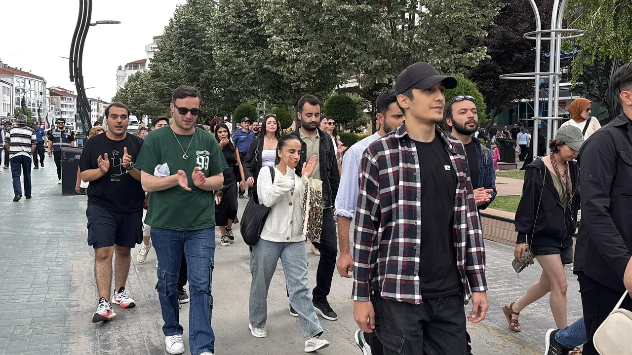 Toplu ulaşıma yüzde 33'lük zam! Üniversite öğrencileri tepki gösterdi