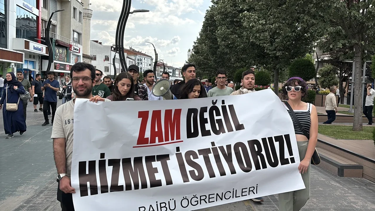 Toplu ulaşıma yüzde 33'lük zam! Üniversite öğrencileri tepki gösterdi