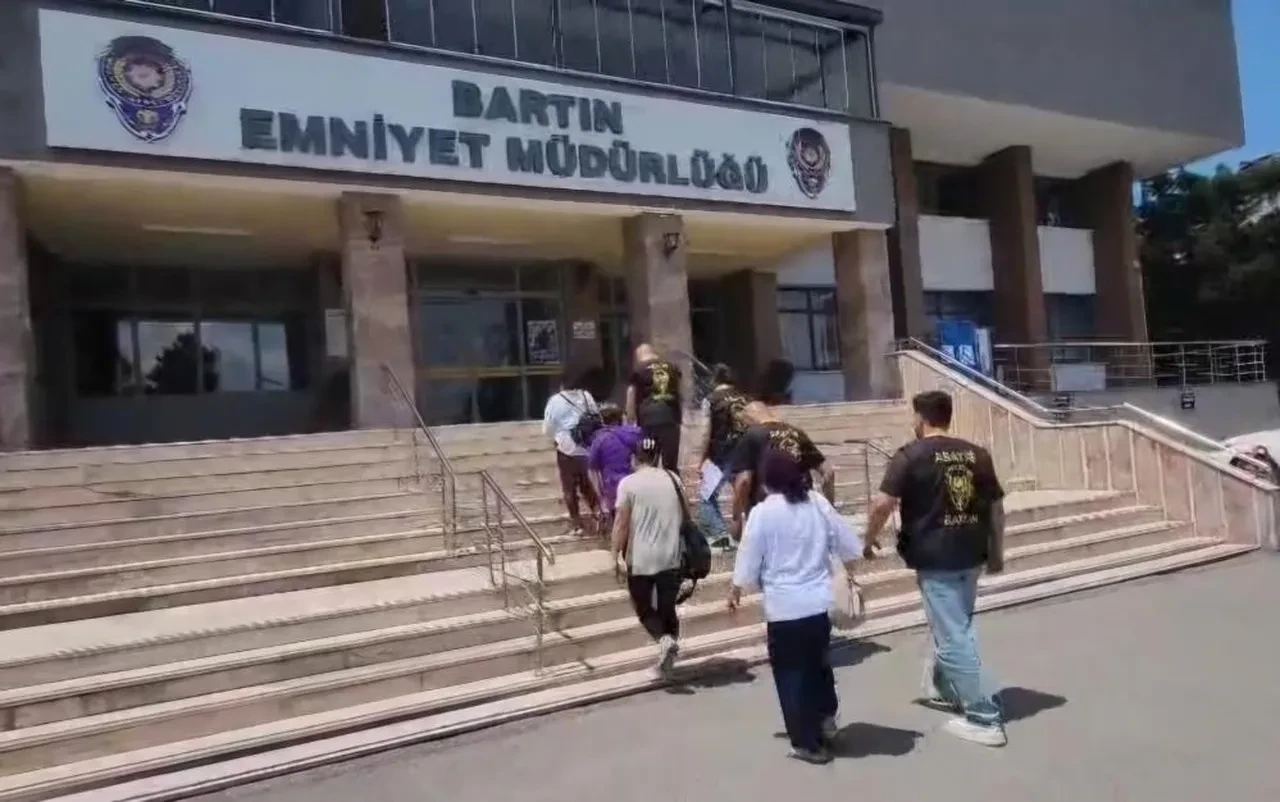 29 adrese eş zamanlı baskın! Fuhuş çetesi çökertildi