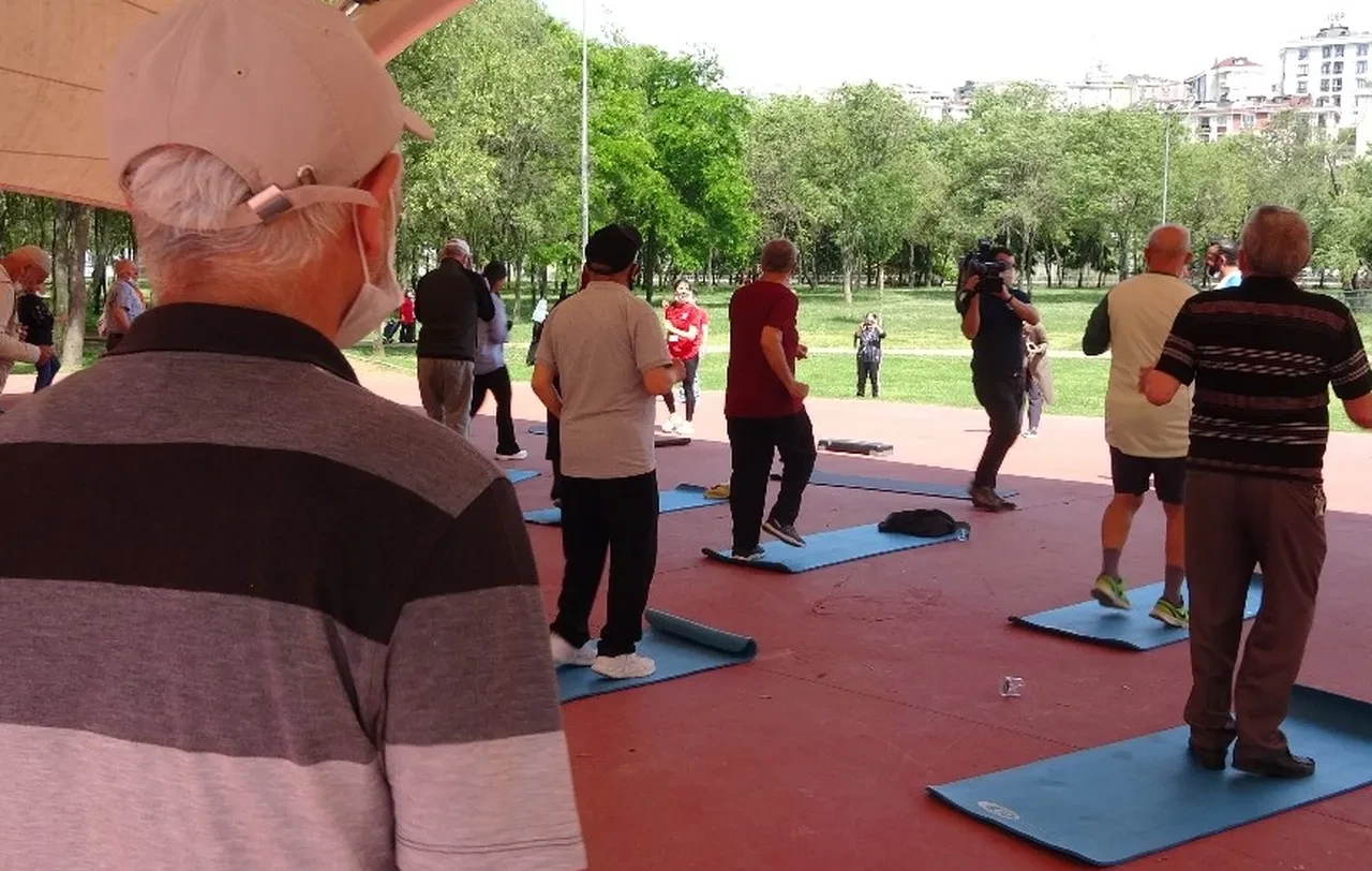 60'lı yaşlardan sonra bile formda kalmak için bunu yapın! Sadece 4 basit hareket