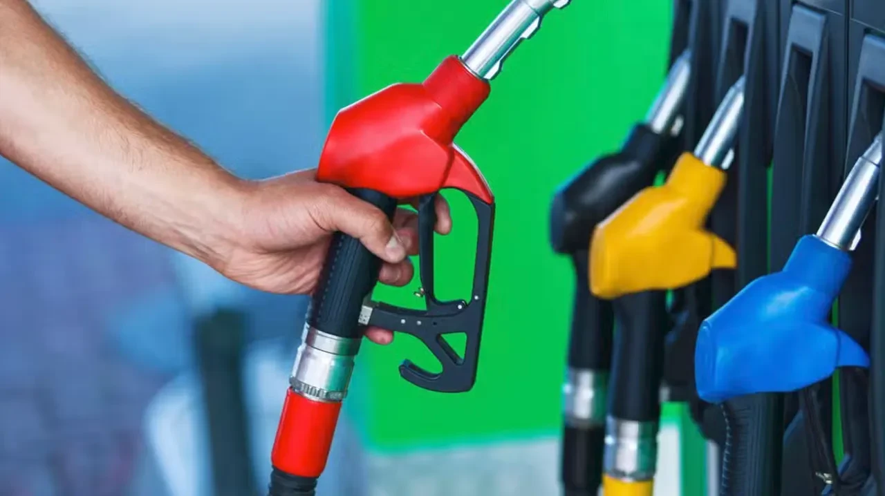 Araç sahipleri dikkat! Akaryakıt fiyatlarına zam geldi: Motorin 50 lirayı geçti