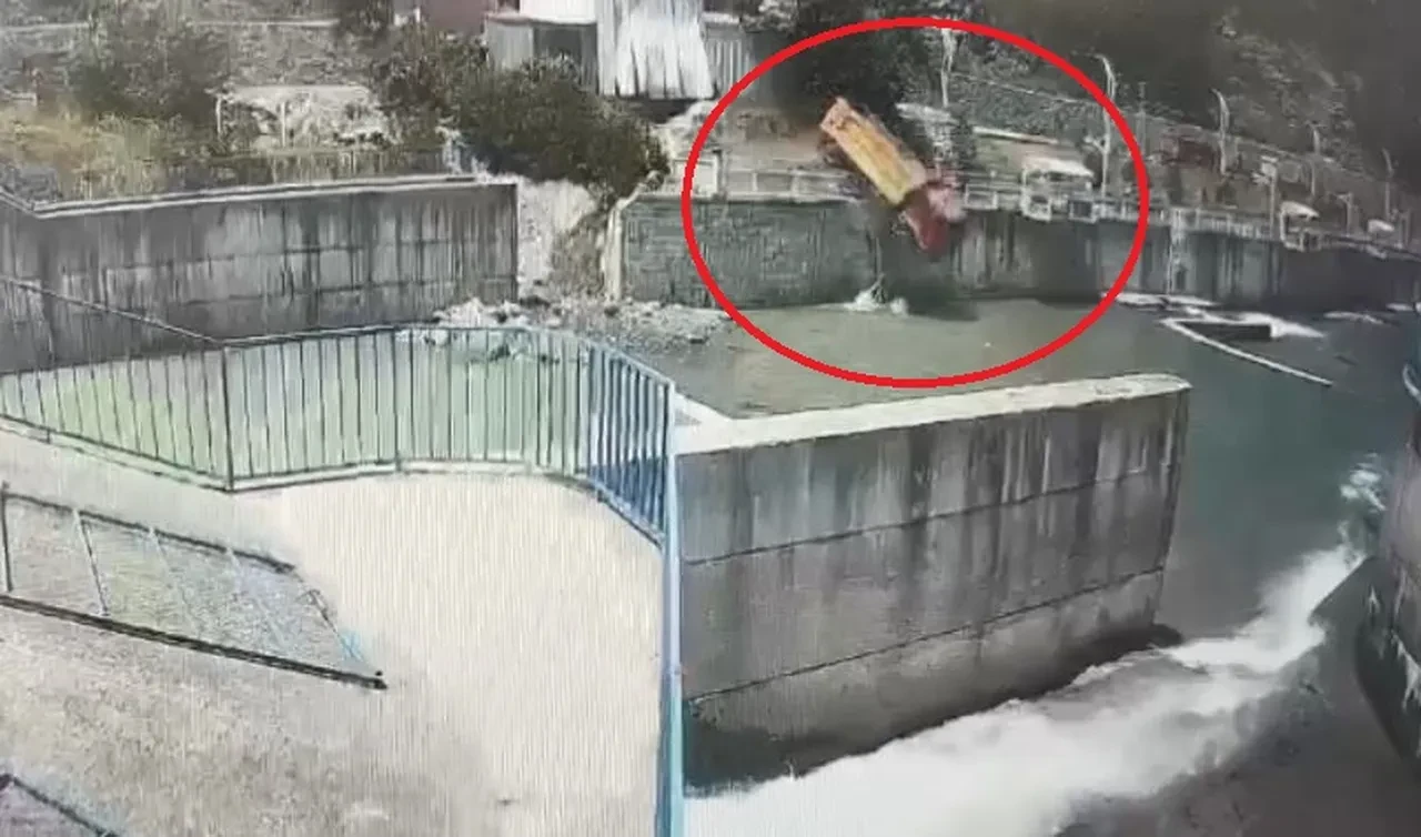 Artvin'de korkunç kaza! Park etmeye çalışırken dereye uçtu: Kaza anı kamerada