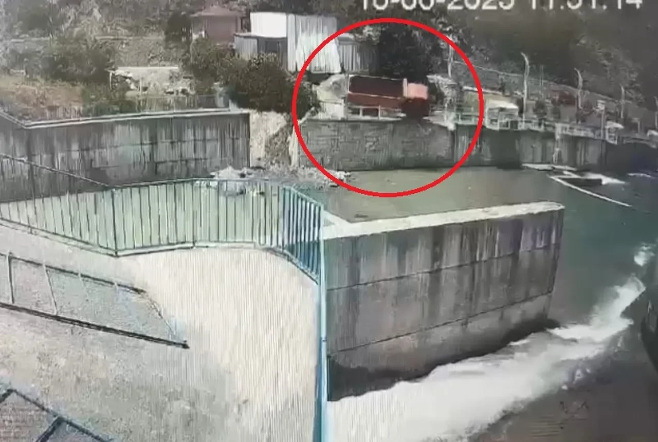 Artvin'de korkunç kaza! Park etmeye çalışırken dereye uçtu: Kaza anı kamerada