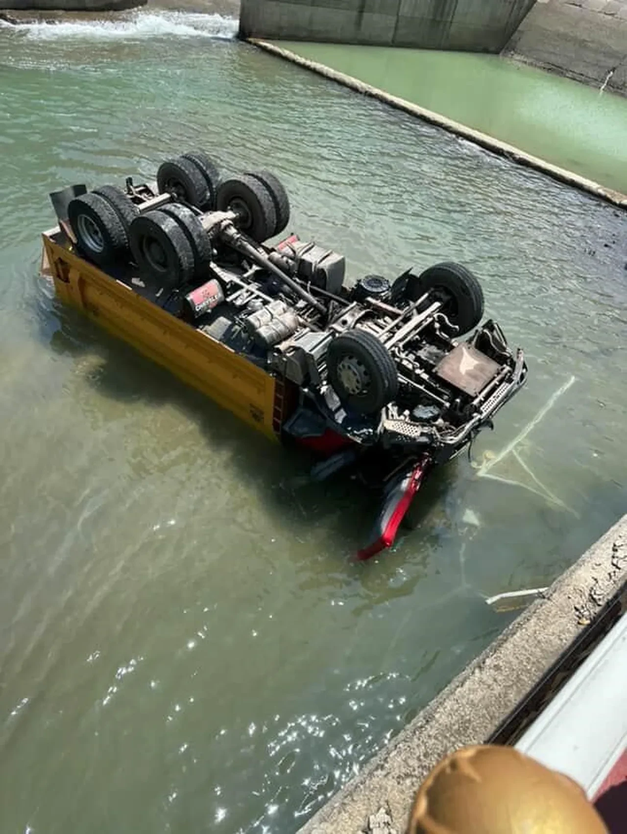 Artvin'de korkunç kaza! Park etmeye çalışırken dereye uçtu: Kaza anı kamerada