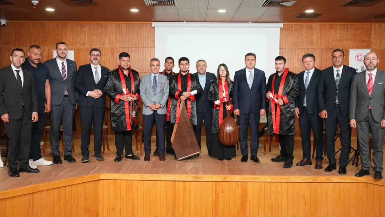 Beyoğlu Mustafa Kandıralı Güzel Sanatlar Lisesi ilk mezunlarını verdi