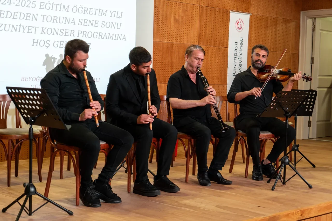 Beyoğlu Mustafa Kandıralı Güzel Sanatlar Lisesi ilk mezunlarını verdi