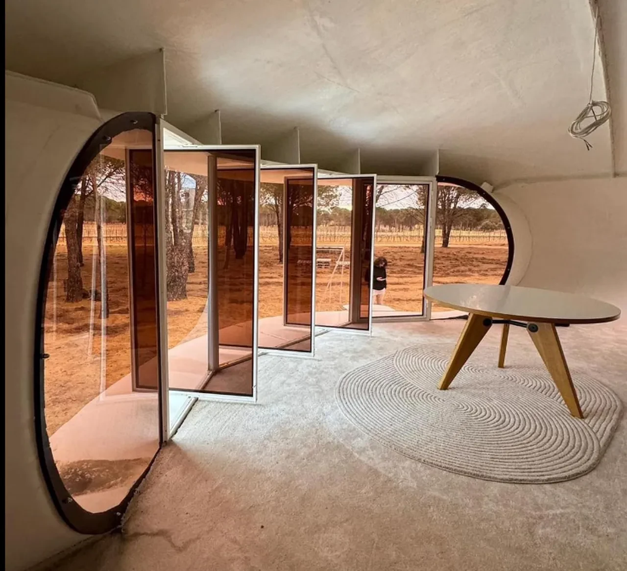 Brad Pitt UFO evi satın alıp ayağına getirtti! Dünyada sadece 7 tane var