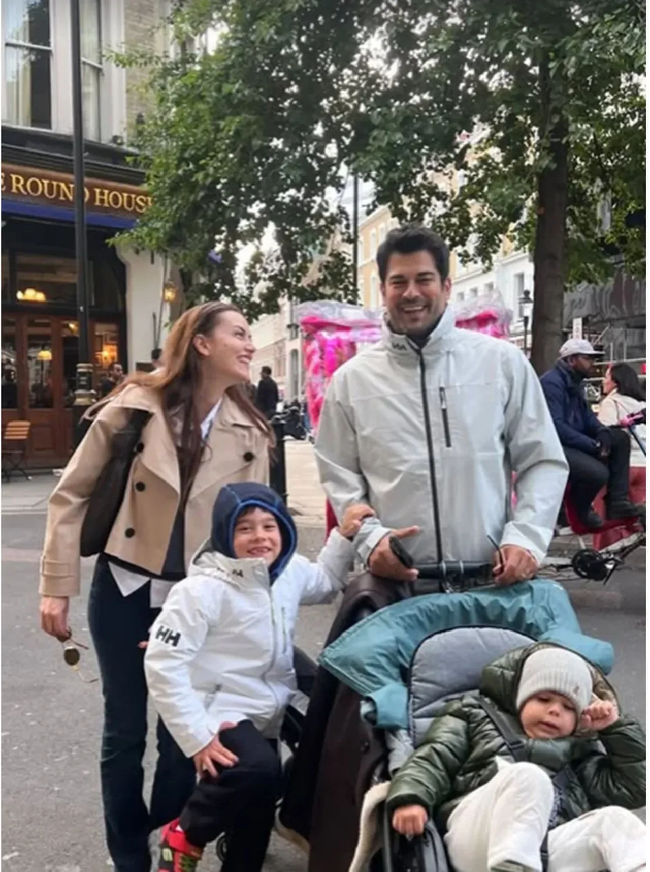 Burak Özçivit'in araba tutkusu bitmiyor! Servet değerindeki aracıyla ilk kez görüntülendi