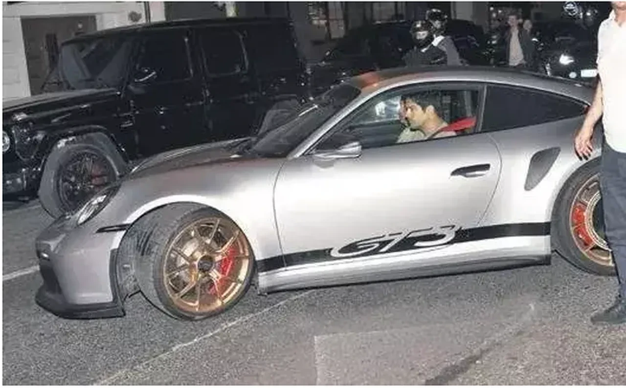 Burak Özçivit'in araba tutkusu bitmiyor! Servet değerindeki aracıyla ilk kez görüntülendi