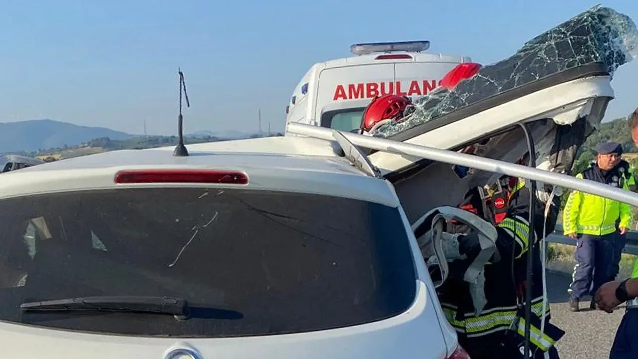 Direksiyon hakimiyetini kaybetti, tıra çarptı: 2 ölü, 2 yaralı