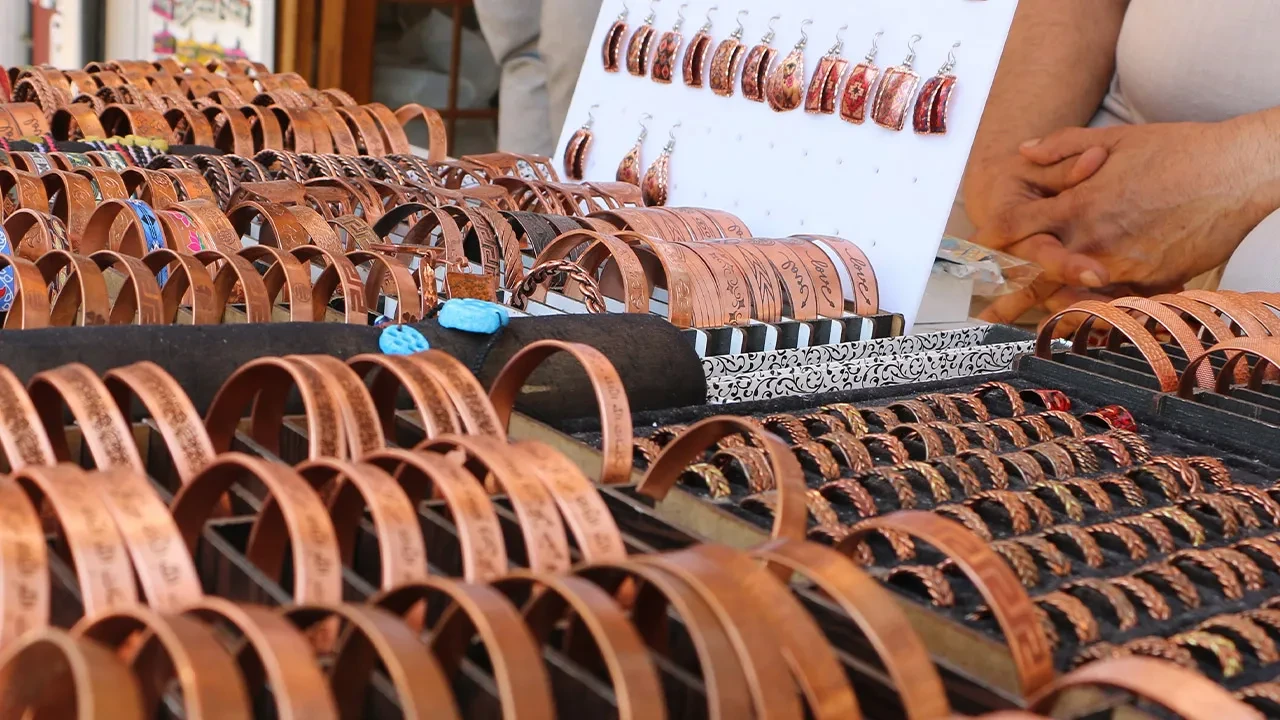 Eskiden kullanılıyordu şimdi değerlendi! Vücudumuzdaki elektriği alıyor, faydaları saymakla bitmiyor