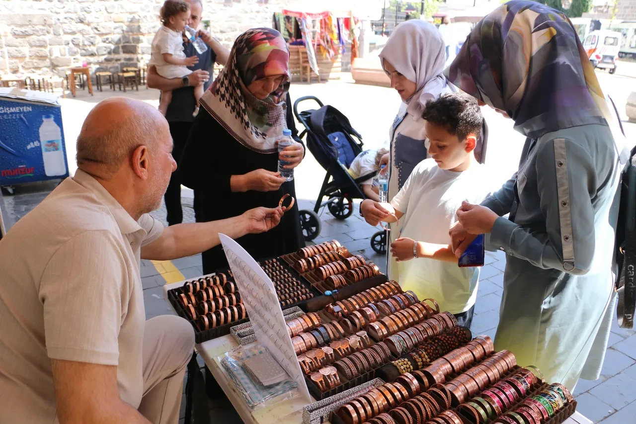 Eskiden kullanılıyordu şimdi değerlendi! Vücudumuzdaki elektriği alıyor, faydaları saymakla bitmiyor