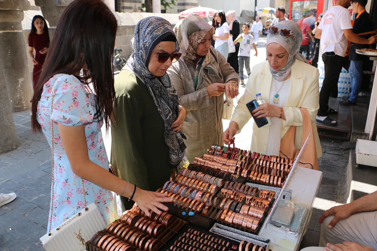 Eskiden kullanılıyordu şimdi değerlendi! Vücudumuzdaki elektriği alıyor, faydaları saymakla bitmiyor