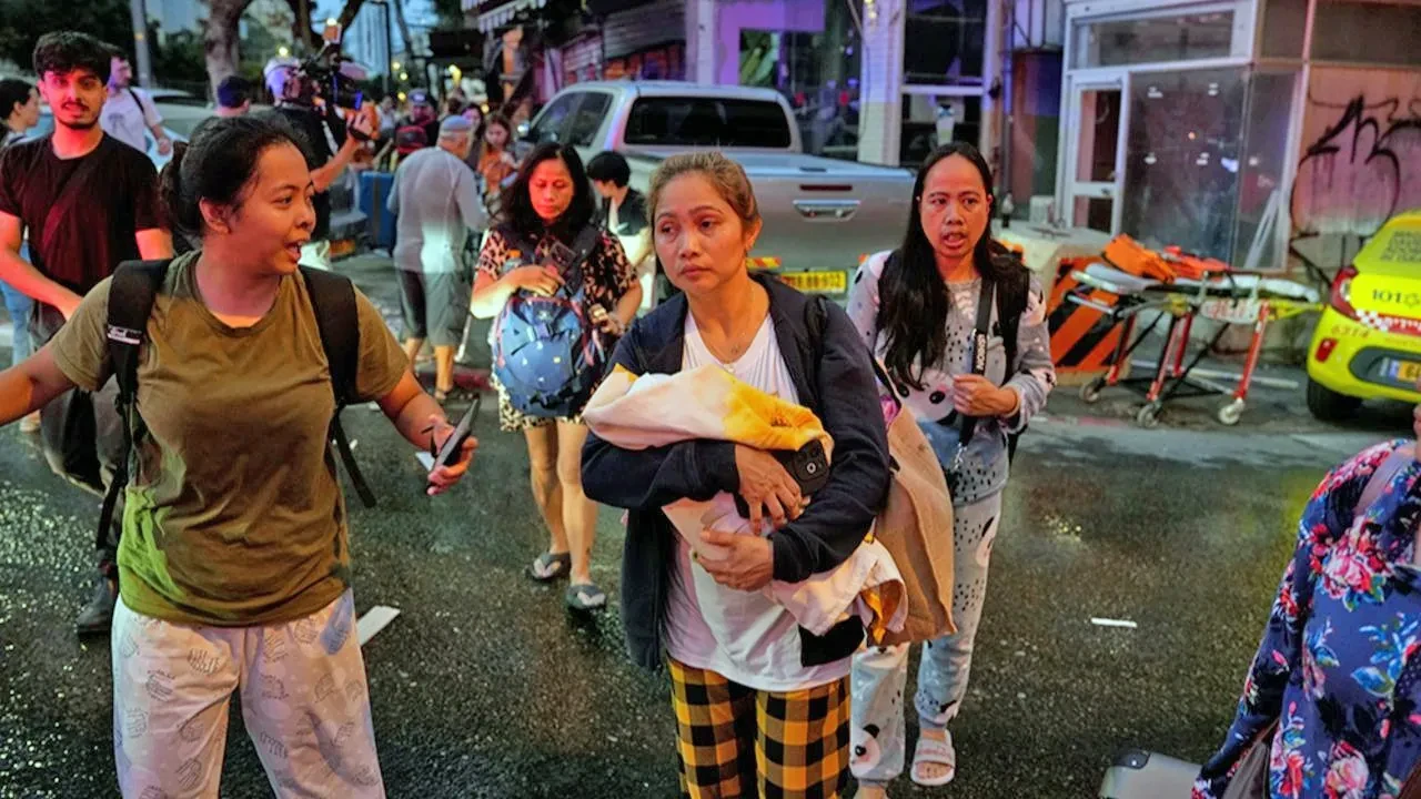 İsrail'de on binlerce turist mahsur kaldı! Yatlarla o ülkeye kaçıyorlar